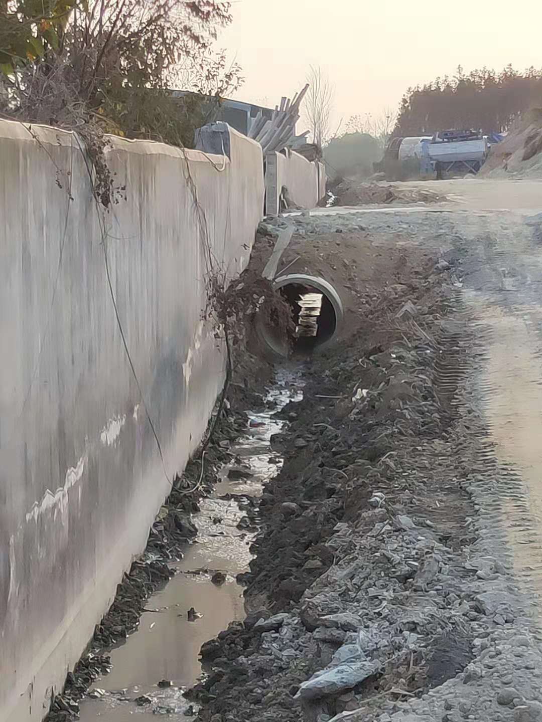 青岛黄岛区某厂区外含水泥废水直排沟渠问题